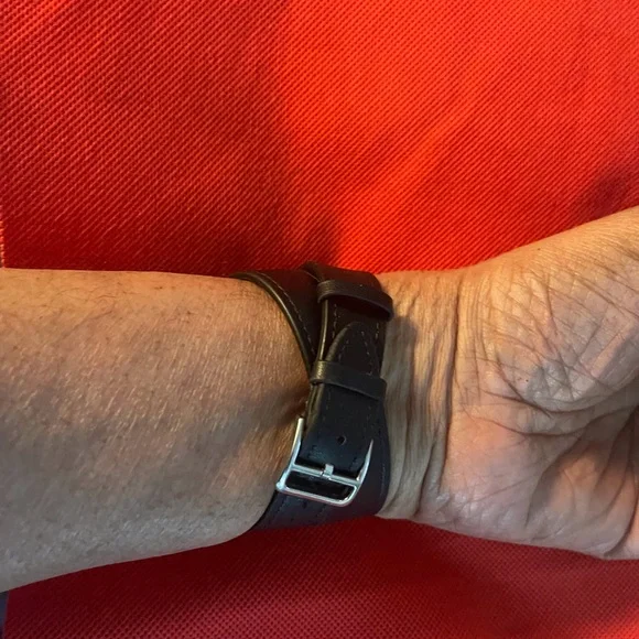 Apple IWatch Red Aluminum - Picture 4 of 7